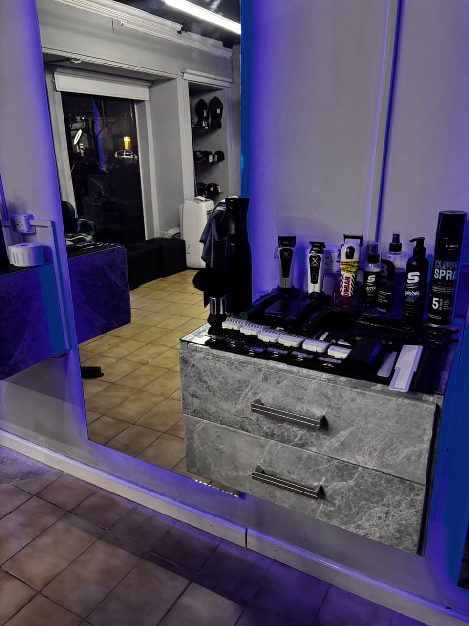 Estación de trabajo con máquinas y productos, con espejo de luz LED azul