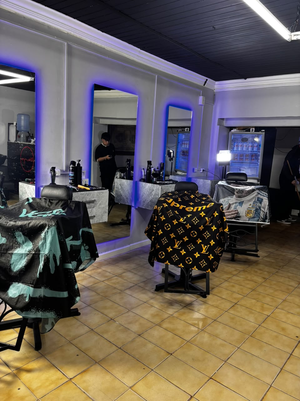 Puestos de trabajo con capas de corte estampadas colgadas