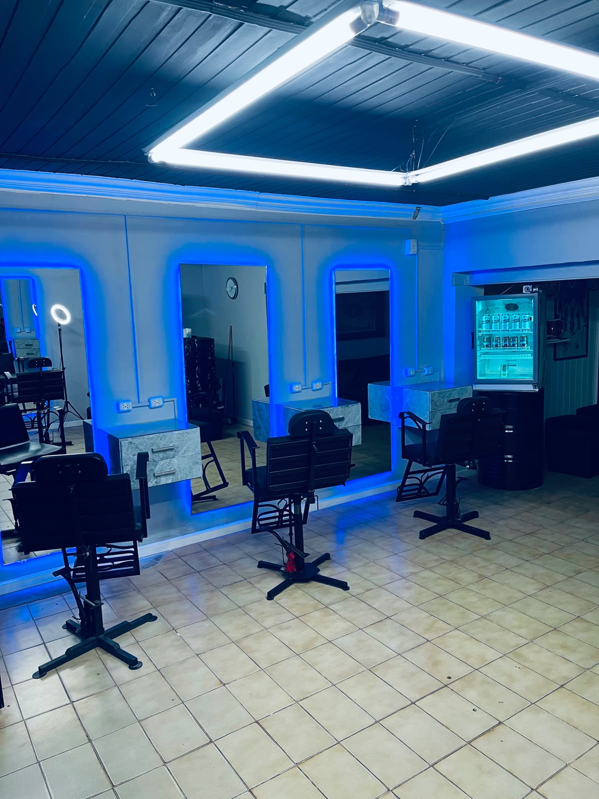Interior de Navajas: puestos de trabajo con iluminación LED azul