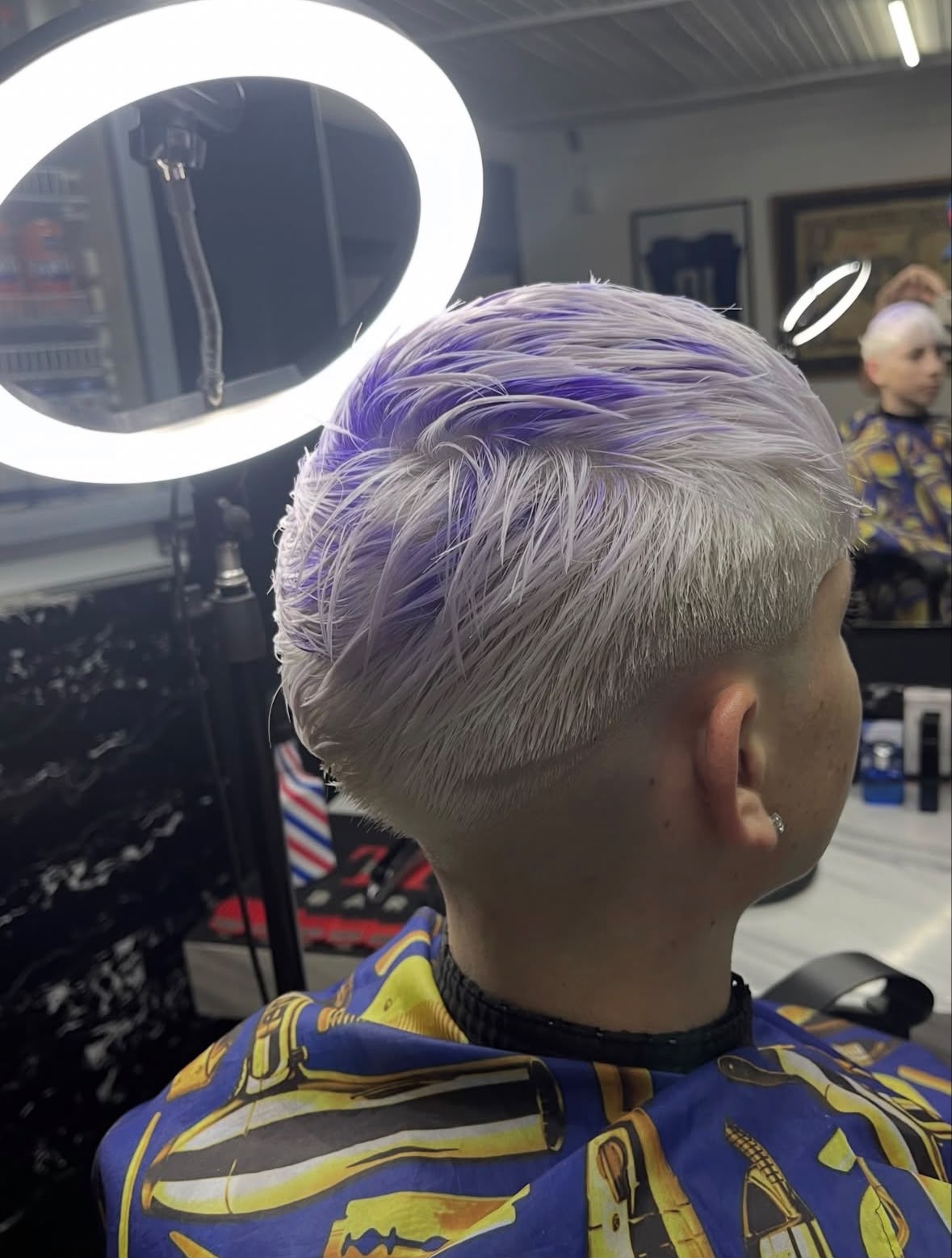 Corte con mechas violeta y plateado realizado en Navajas