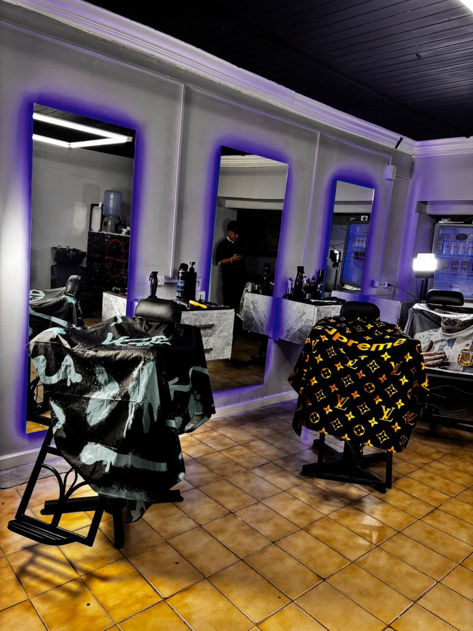 Puestos de trabajo con capas de corte estampadas y espejos con luz LED violeta