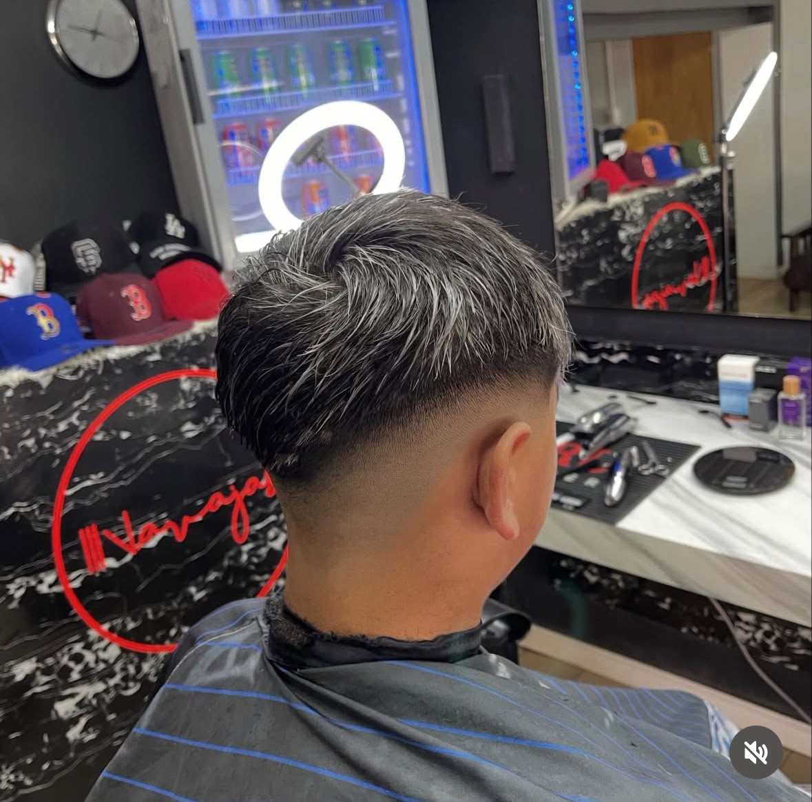 Corte degradado terminado, con el logo de Navajas en neón de fondo
