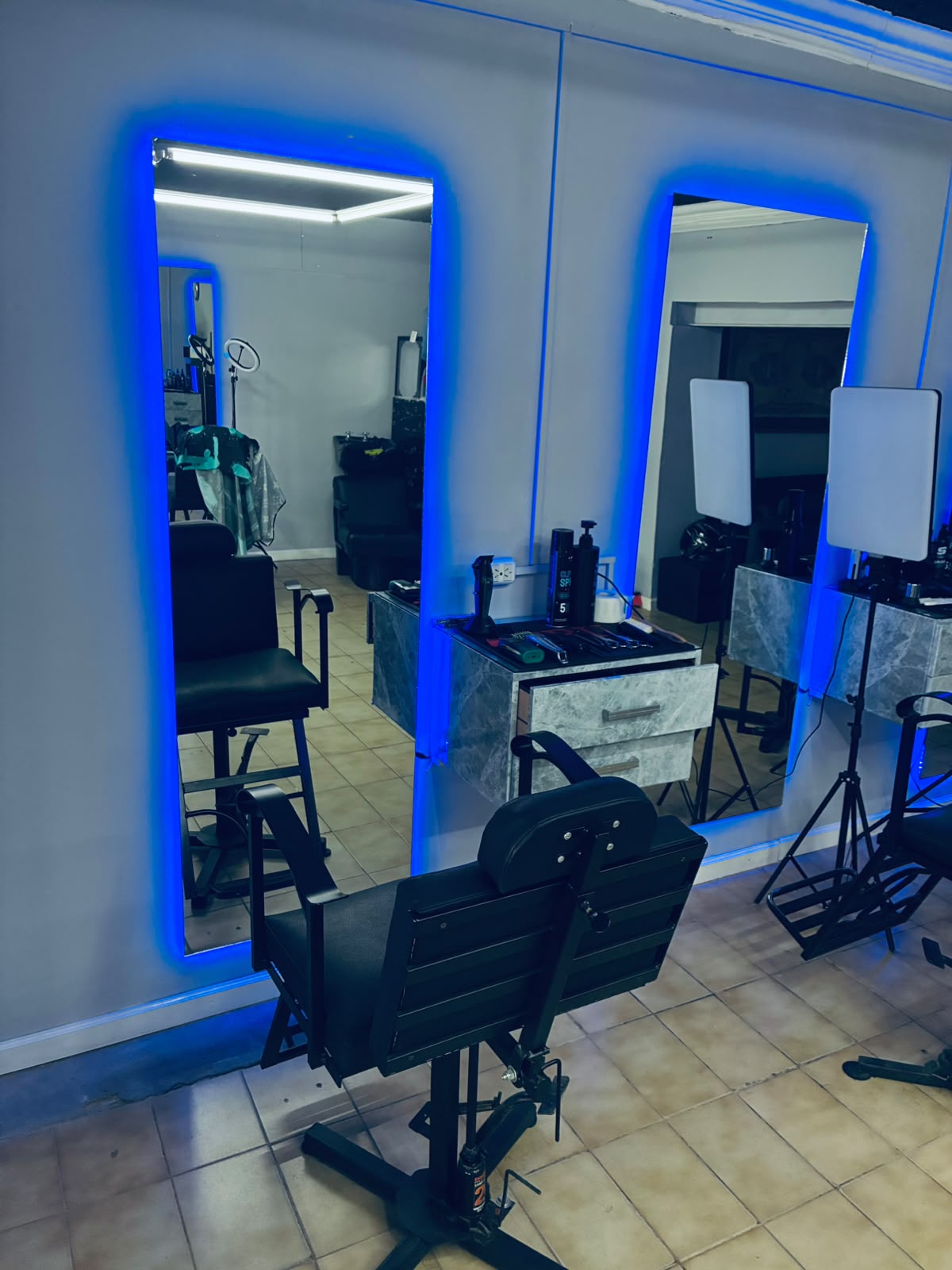 Iluminación LED azul en los espejos de los puestos de trabajo