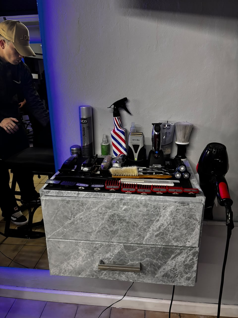 Máquinas, peines y productos de trabajo de los barberos