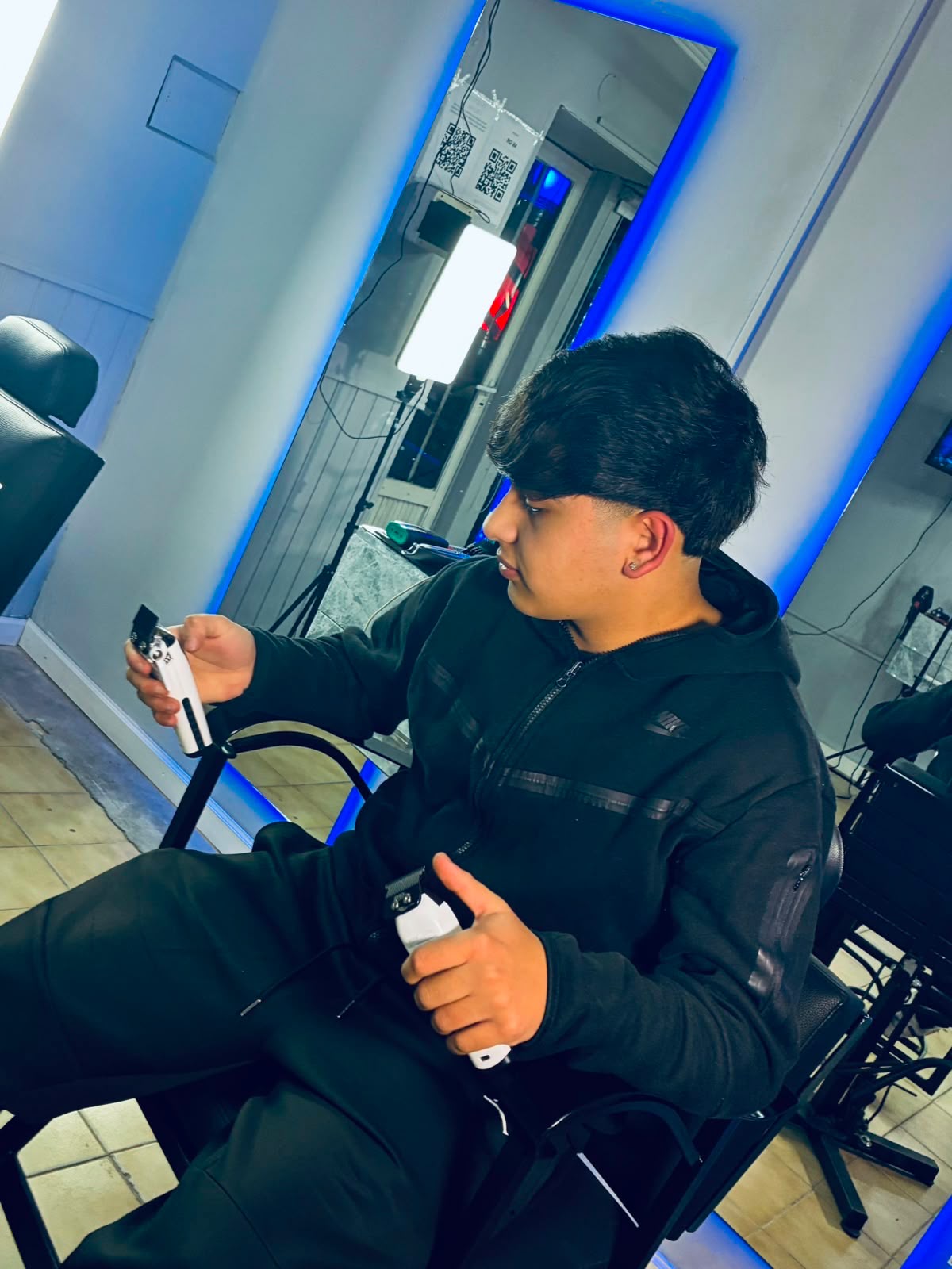 Josua Funez, barbero independiente en Navajas