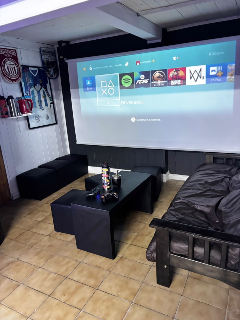 Proyector y mesa ratona en la sala de espera de Navajas