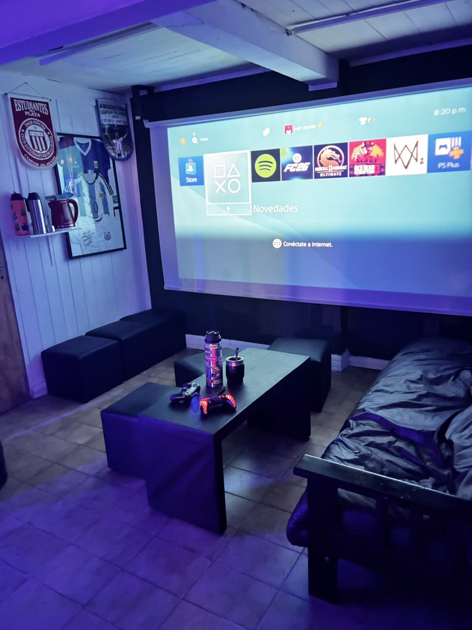 Sala de espera de Navajas con proyector encendido, pufs y sillón
